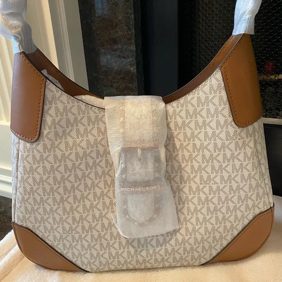 MICHAEL KORS Ilillian Medium Shoulder Bag - Picture 13 of 13